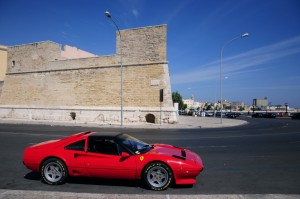 una Ferrari romba vicino al “Fortino” di Bari