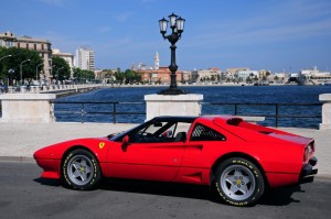 una Ferrari sul lungomare Crollalanza di Bari