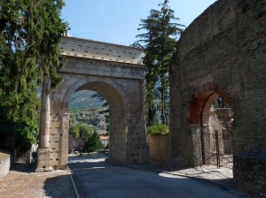 Arco di Augusto ed area romana