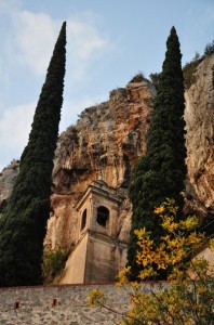 all’uscita delle grotte..