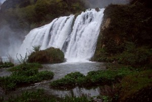 si nebulizza l’acqua nella cascata delle Marmore -