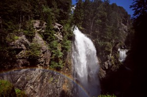 un arcobaleno spunta alle cascate di Riva di Tures