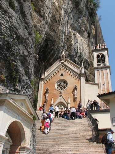 Ferrara di Monte Baldo - Scalinata di devozione Ferrara di Monte Baldo - Scalinata di devozione