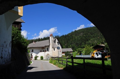 San Lorenzo di Sebato - la Madonna dell'uva in trono con bambino a San Lorenzo di Sebato San Lorenzo di Sebato - la Madonna dell'uva in trono con bambino a San Lorenzo di Sebato