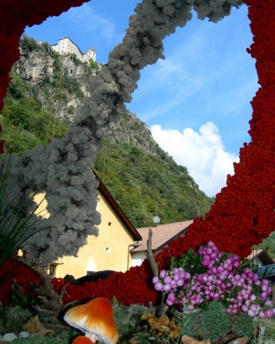 Chiusa - Il monastero trà...i fiori. Chiusa - Il monastero trà...i fiori.