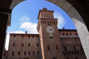 una Torre con orologio sul castello Estense a Ferrara
