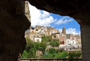 la chiesa grotta è la cornice di una piccola parte di gravina in Puglia