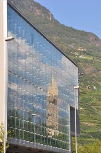 nelle vetrate: la chiesa, i monti e le nuvole