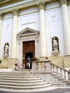 Per entrare nella chiesa