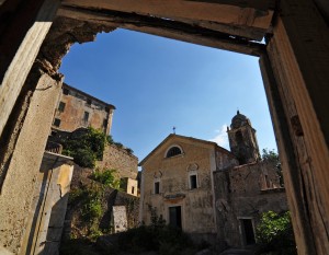 Chiesa di Sant’Andrea nella città fantasma di Balestrino