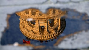 Pende, pende, pende… e casca nella pozza!