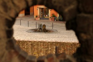 ..dalla Rocca Sanvitale la fontana di Piazza Matteotti…
