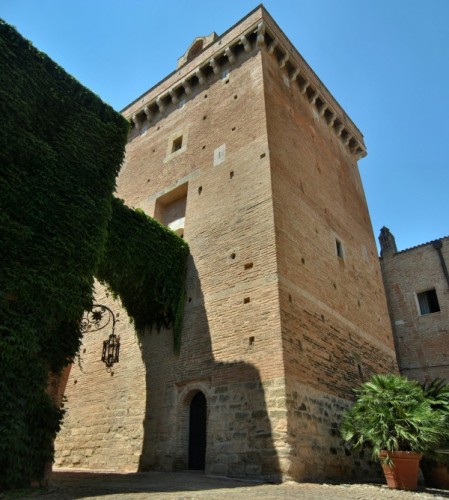 Pisticci - Torre quadrata al castello di San Basilio