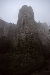 Avvolto dalla nebbia il castello svevo aragonese a Vico del Gargano