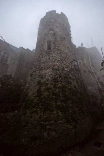 Vico del Gargano - Avvolto dalla nebbia il castello svevo aragonese a Vico del Gargano