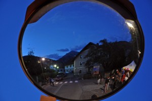 Valdaora vanitosa si specchia nel grandangolo stradale