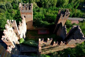 una vista insolita sulle torri della Rocca Viscontea
