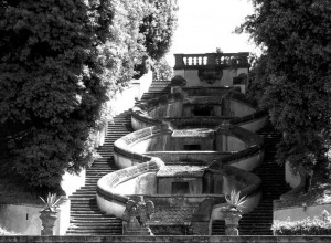 Doppia scalinata nella fontana di Villa Torlonia
