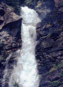 Acque impetuose alla cascata di LILLAZ