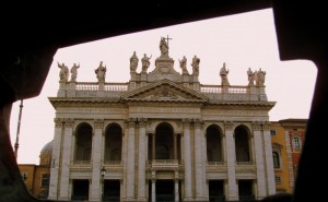 la Basilica di San Giovanni da un oblò .