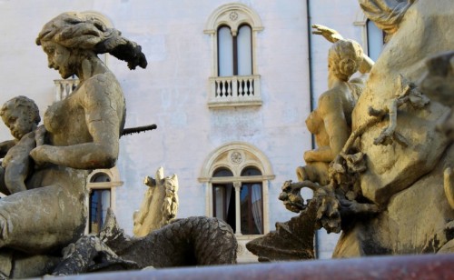 Siracusa - Palazzo Gargallo attraverso la fontana di Diana Siracusa - Palazzo Gargallo attraverso la fontana di Diana