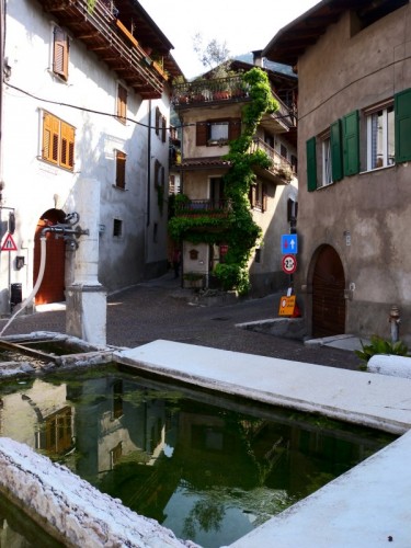 Besenello - La piazza de..."nella fontana" ! Besenello - La piazza de..."nella fontana" !