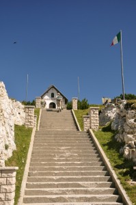 la scala della Cappella degli Eroi sul Monte Piana a dx del Rifugio Bosi