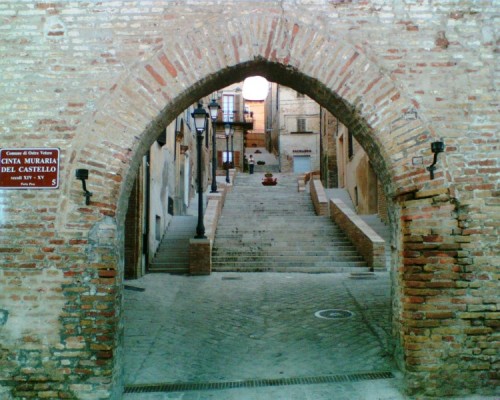 Ostra Vetere - La scalinata che da Porta Pesa sale al centro storico Ostra Vetere - La scalinata che da Porta Pesa sale al centro storico