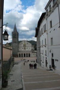 la scalinata che porta al Duomo di Spoleto