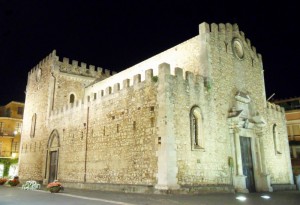 Il Duomo di Taormina in notturna.