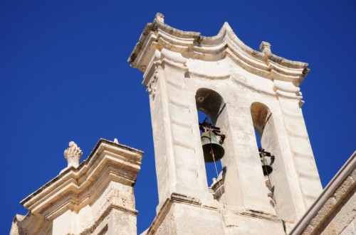 Polignano a Mare - il campanile a vela della Chiesa del Purgatorio Polignano a Mare - il campanile a vela della Chiesa del Purgatorio