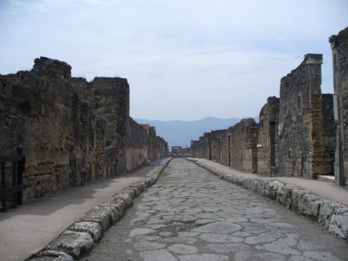 Pompei - Folla di turisti all'orizzonte