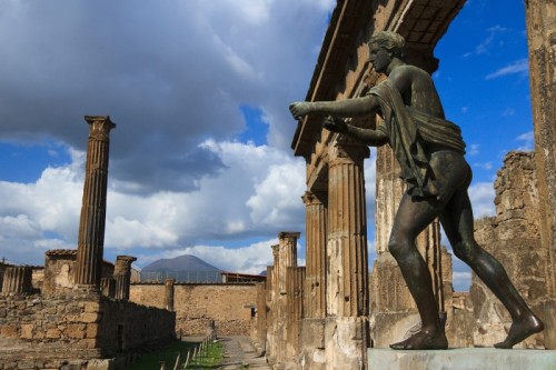 Pompei - Spunta il Vesuvio dal Tempio Pompei - Spunta il Vesuvio dal Tempio