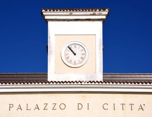 San Giovanni Rotondo - L'orologio del municipio di San Giovanni Rotondo (FG) segna le ore 10:53!