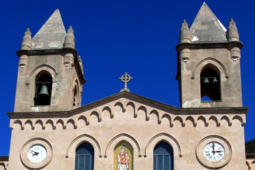 Cefalù - due orologi sulla facciata del Santuario di Gibilmanna Cefalù - due orologi sulla facciata del Santuario di Gibilmanna