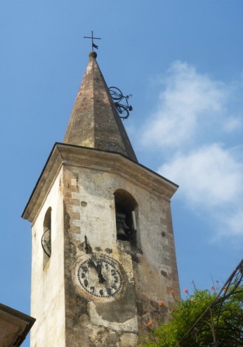 Apricale - Il campanile, l'orologio e... la bicicletta!