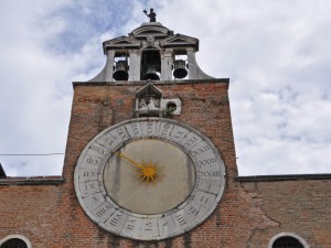 l’orologio sulla chiesa di San Giacometto