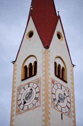 Valdaora - l'orologio a doppio sul campanile della chiesa di Valdaora
