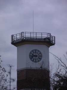 la torre con orologio