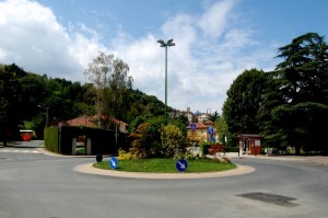 oltre la rotonda sulla cdestra ce ala rivendita del latte fresco