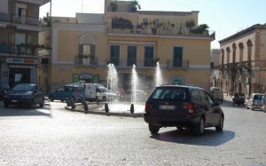 mentre si fa la rotatoia ci si lava i vetri