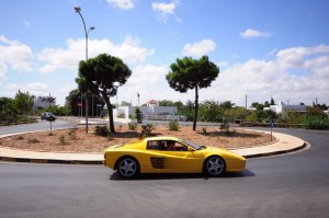 una Ferrari gialla intorno alla rotatoria di Ostuni
