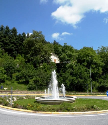 Roccaforte Mondovì - A Lurisia Terme non può mancare una rotatoria con fontana.