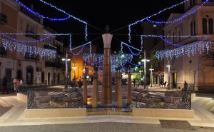 Luminarie natalizie e fontana a stella nel cuore di S. Marco in Lamis (FG)