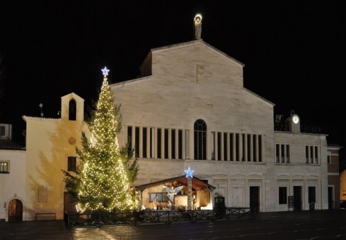 San Giovanni Rotondo - Albero e presepe davanti al Santuario S. Maria delle Grazie 