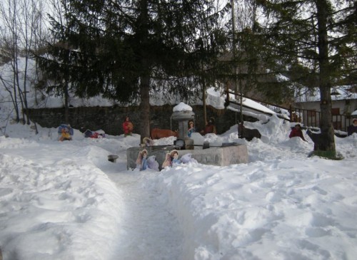Cesana Torinese - presepio nella neve, davanti alla chiesa di Cesana Cesana Torinese - presepio nella neve, davanti alla chiesa di Cesana