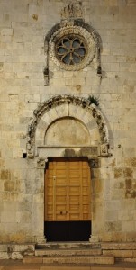 Portale e rosone romanici della facciata destra della Chiesa di s. Severino ab.