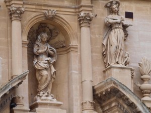 Le statue e l’intruso