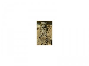 Particolare scultura in pietra nella facciata del duomo di Enna