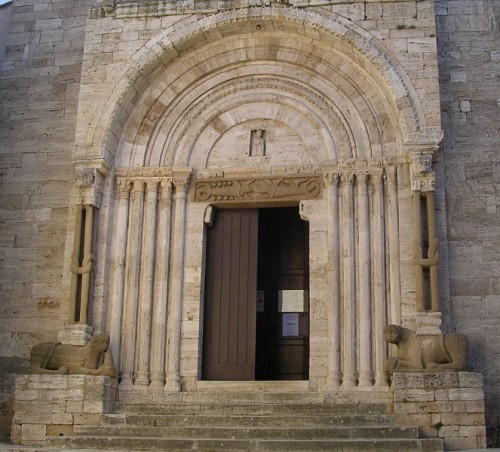 San Quirico d'Orcia - Portale con leonesse San Quirico d'Orcia - Portale con leonesse